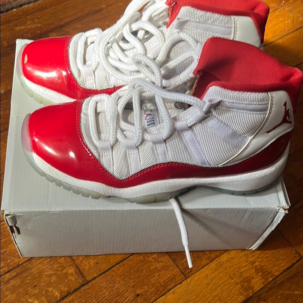 Air Jordan 11 red / white size 4y